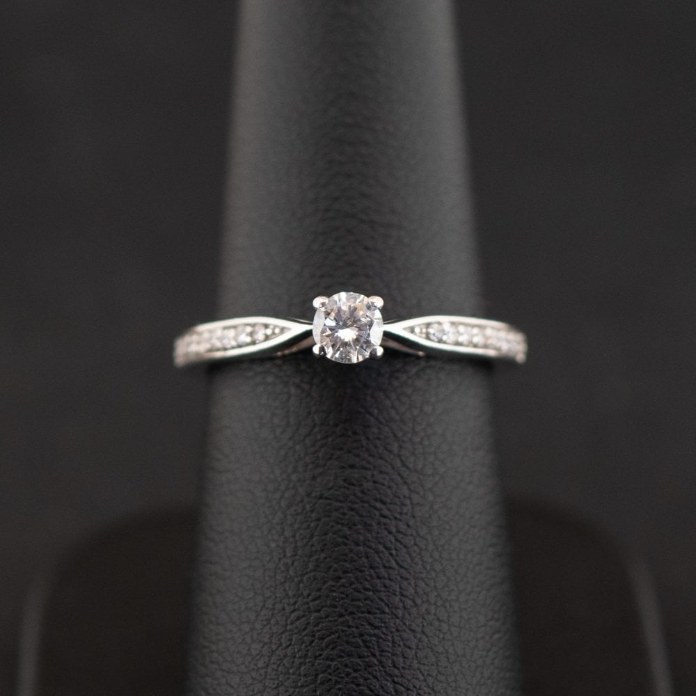 18ct White Gold 0.25ct Diamond Solitaire Shoulder Accent Ring 3.2g