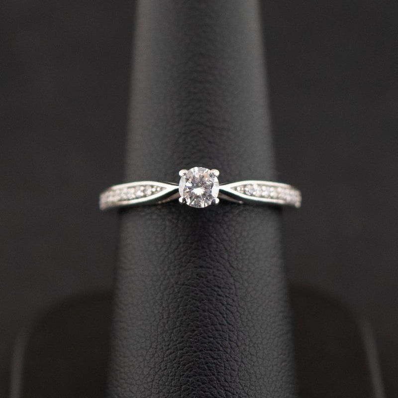 18ct White Gold 0.25ct Diamond Solitaire Shoulder Accent Ring 3.2g