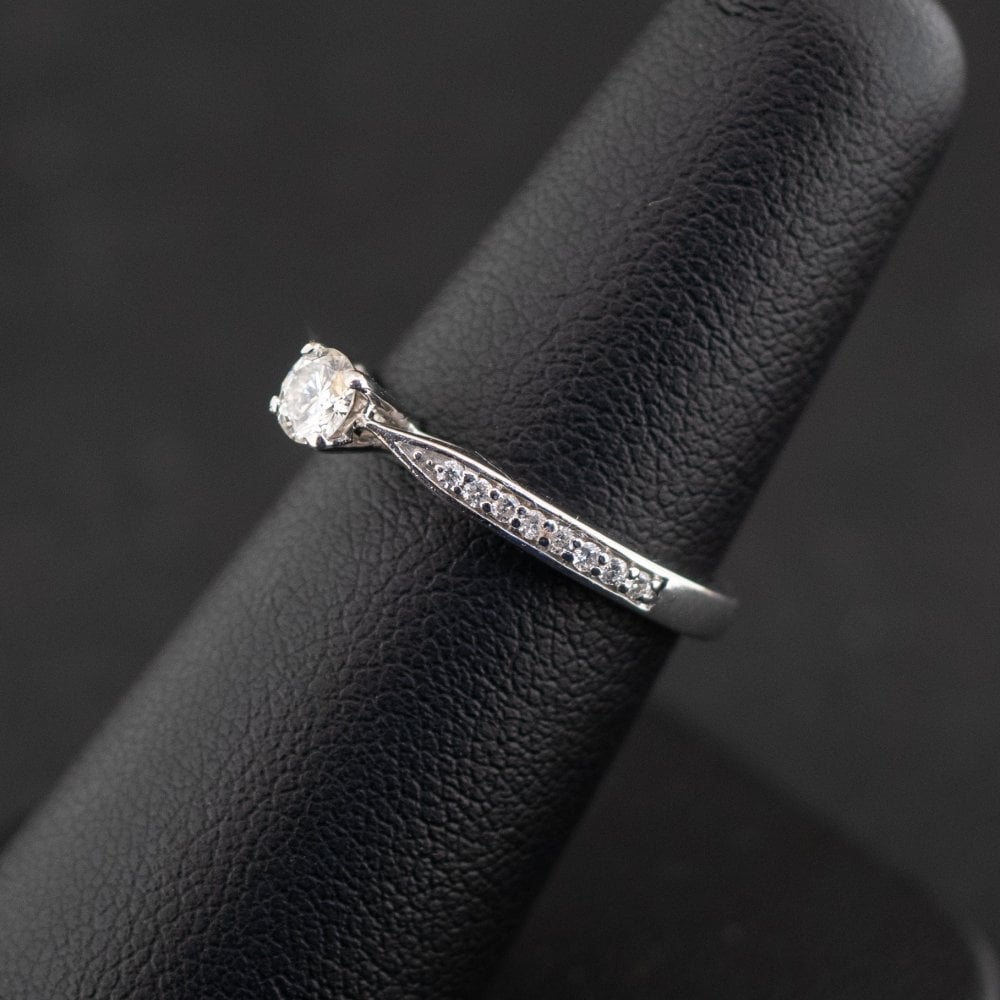 18ct White Gold 0.25ct Diamond Solitaire Shoulder Accent Ring 3.2g
