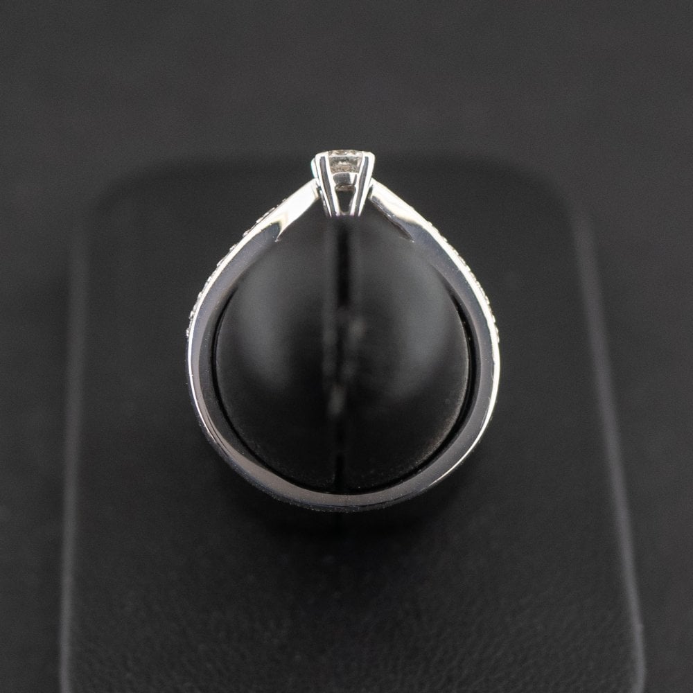 18ct White Gold 0.25ct Diamond Solitaire Shoulder Accent Ring 3.2g