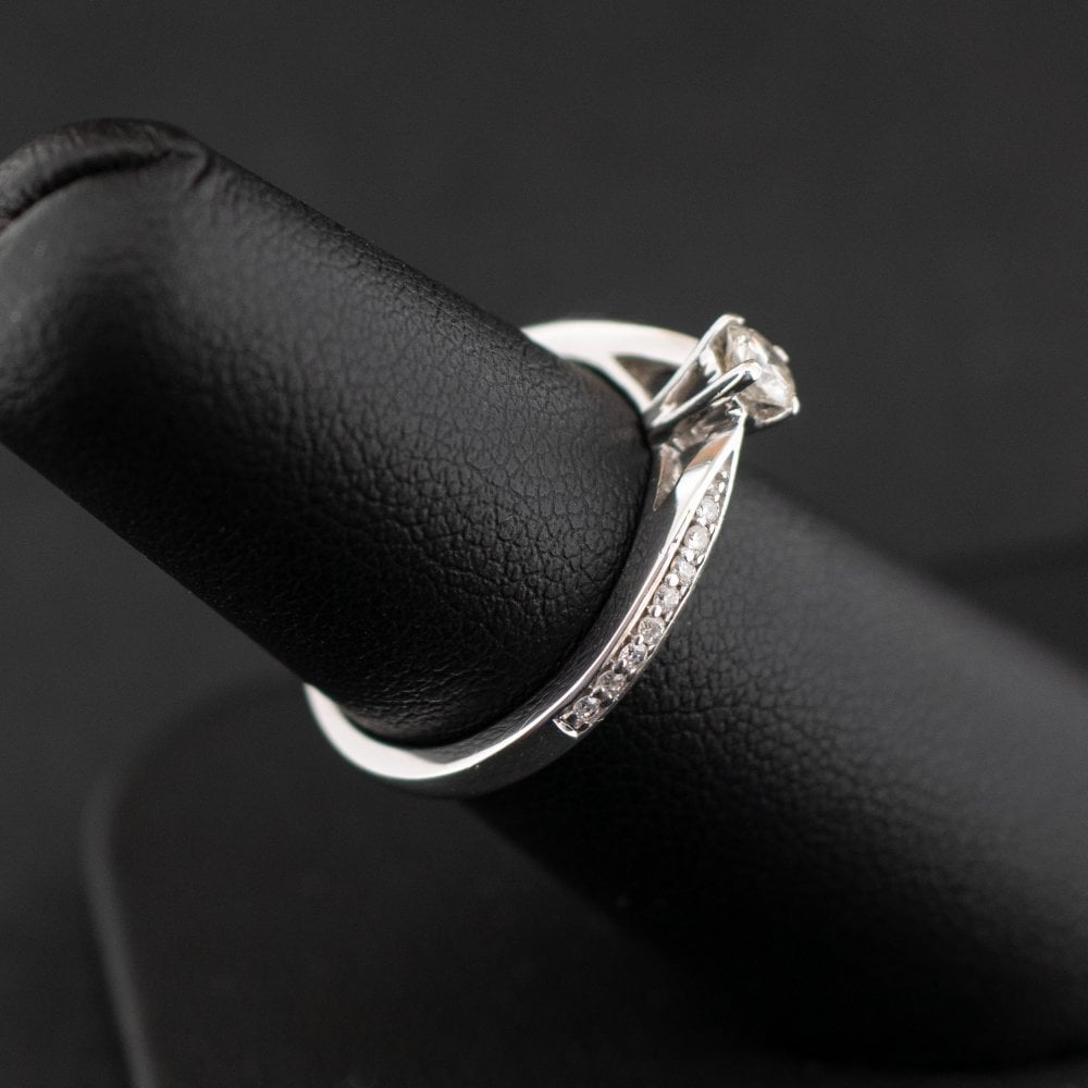 18ct White Gold 0.25ct Diamond Solitaire Shoulder Accent Ring 3.2g