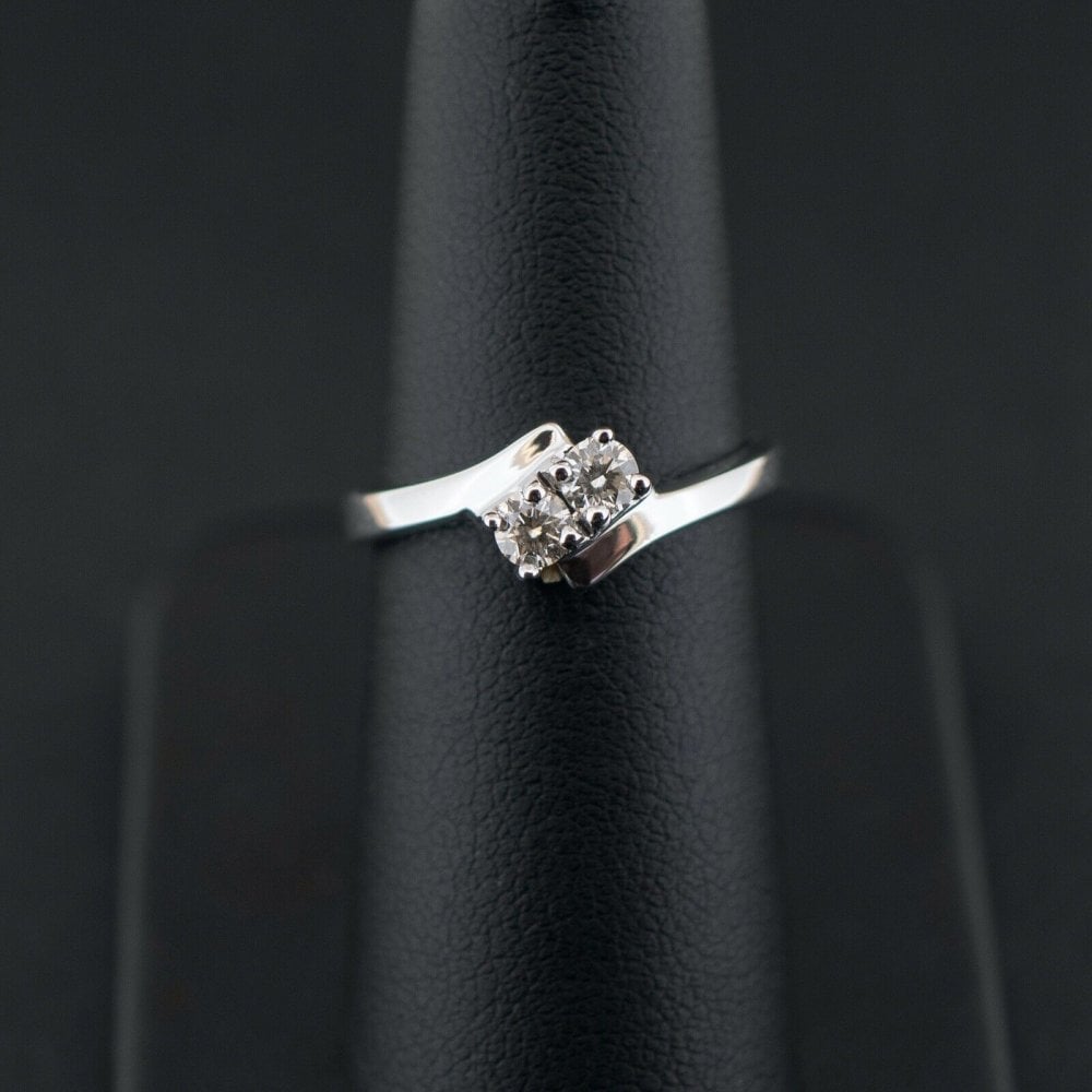 18ct White Gold 0.30ct Offset Bi-Diamond Ring 3.7gms Size L
