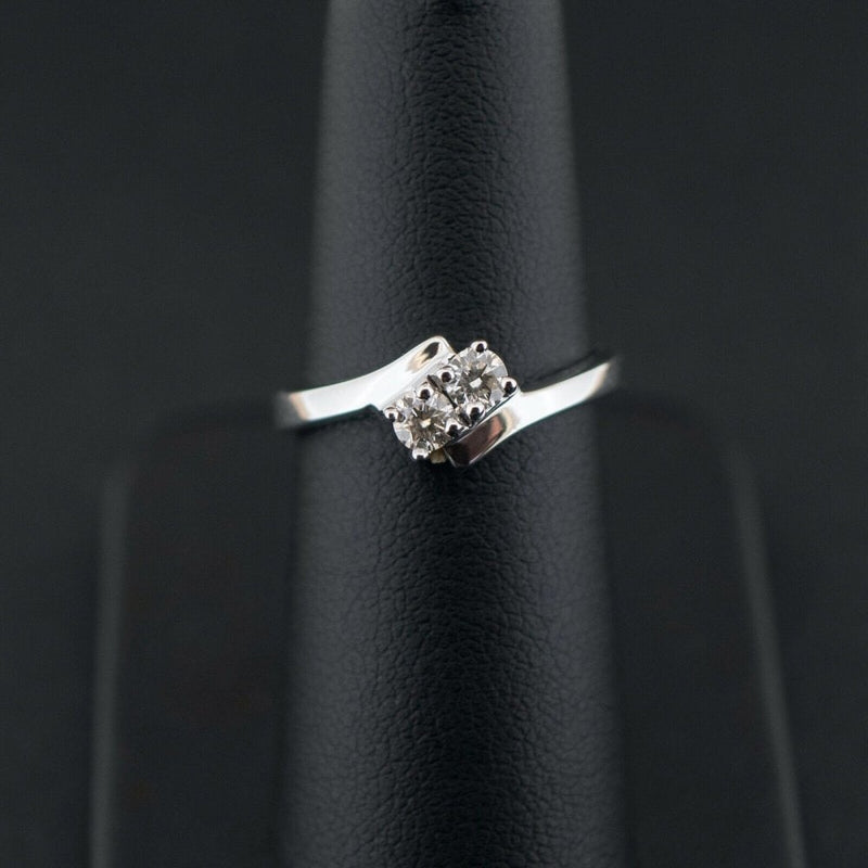 18ct White Gold 0.30ct Offset Bi-Diamond Ring 3.7gms Size L