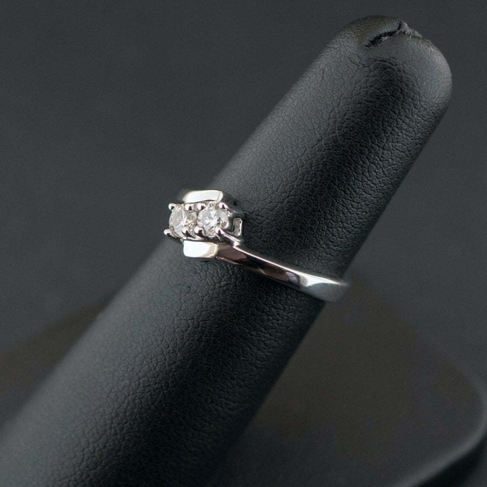 18ct White Gold 0.30ct Offset Bi-Diamond Ring 3.7gms Size L
