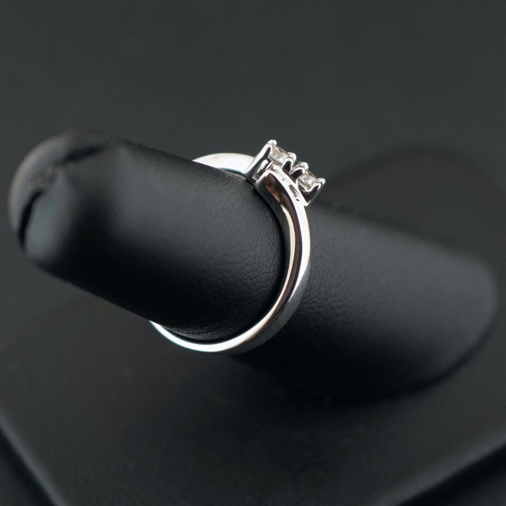 18ct White Gold 0.30ct Offset Bi-Diamond Ring 3.7gms Size L