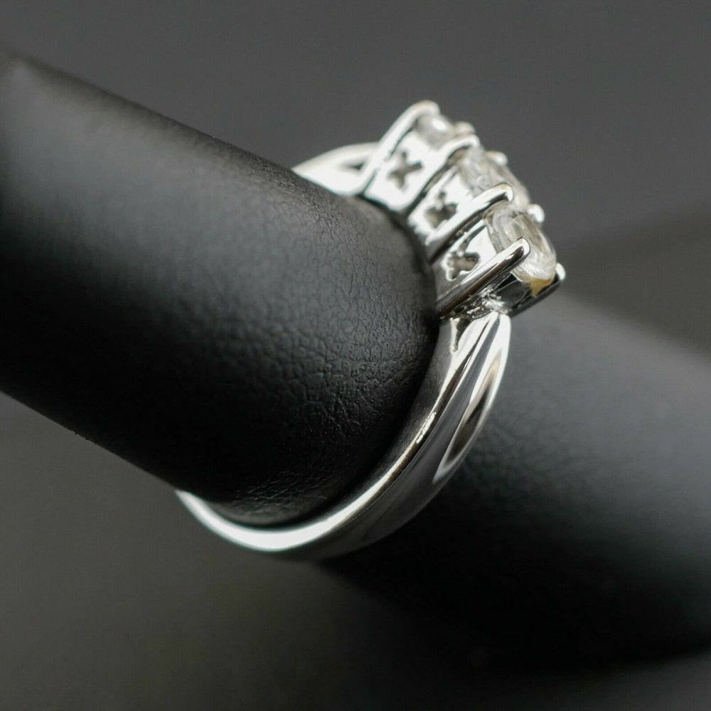 9ct White Gold Moonstone Trilogy Ring 3.3gms Size N
