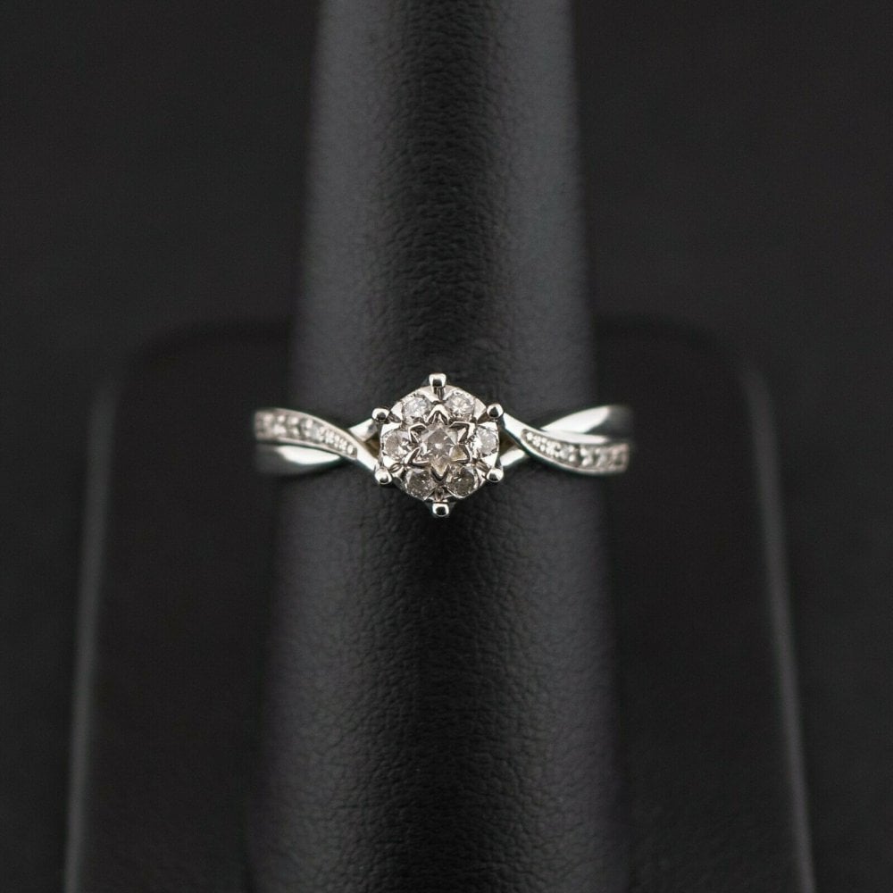 18ct White Gold 0.25ct Diamond Cluster & Accent Shoulders Ring 3.1g Size O 1/2
