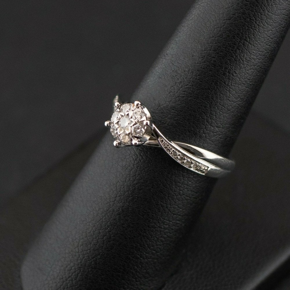18ct White Gold 0.25ct Diamond Cluster & Accent Shoulders Ring 3.1g Size O 1/2