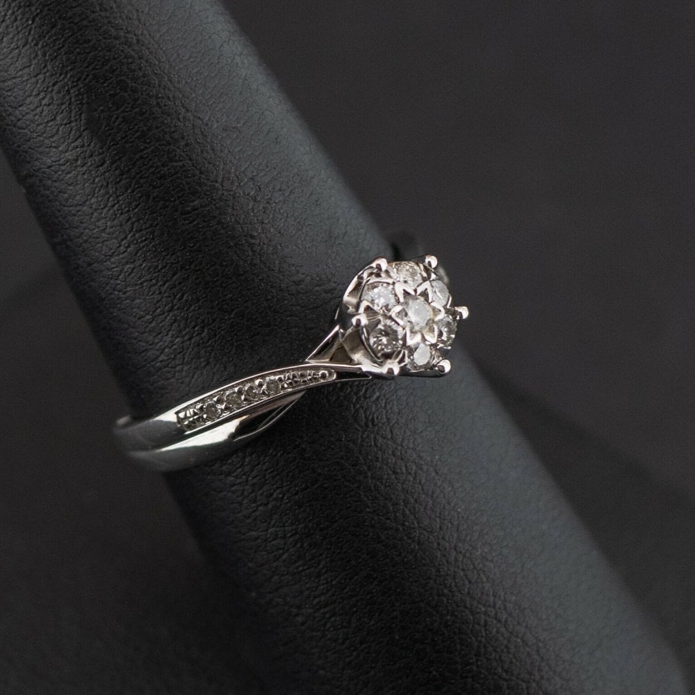 18ct White Gold 0.25ct Diamond Cluster & Accent Shoulders Ring 3.1g Size O 1/2