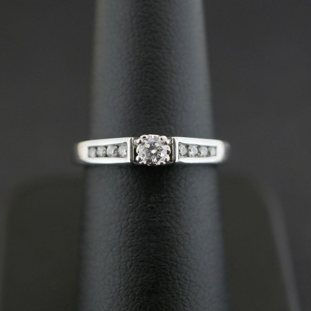 18ct White Gold 0.25ct Diamond Solitaire with Diamond Shoulders Ring 4.1gms Size L