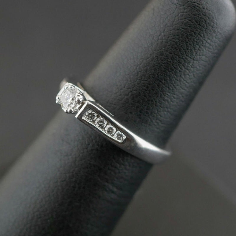 18ct White Gold 0.25ct Diamond Solitaire with Diamond Shoulders Ring 4.1gms Size L