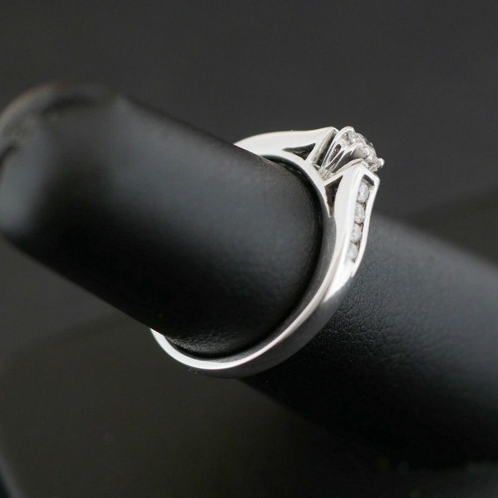 18ct White Gold 0.25ct Diamond Solitaire with Diamond Shoulders Ring 4.1gms Size L