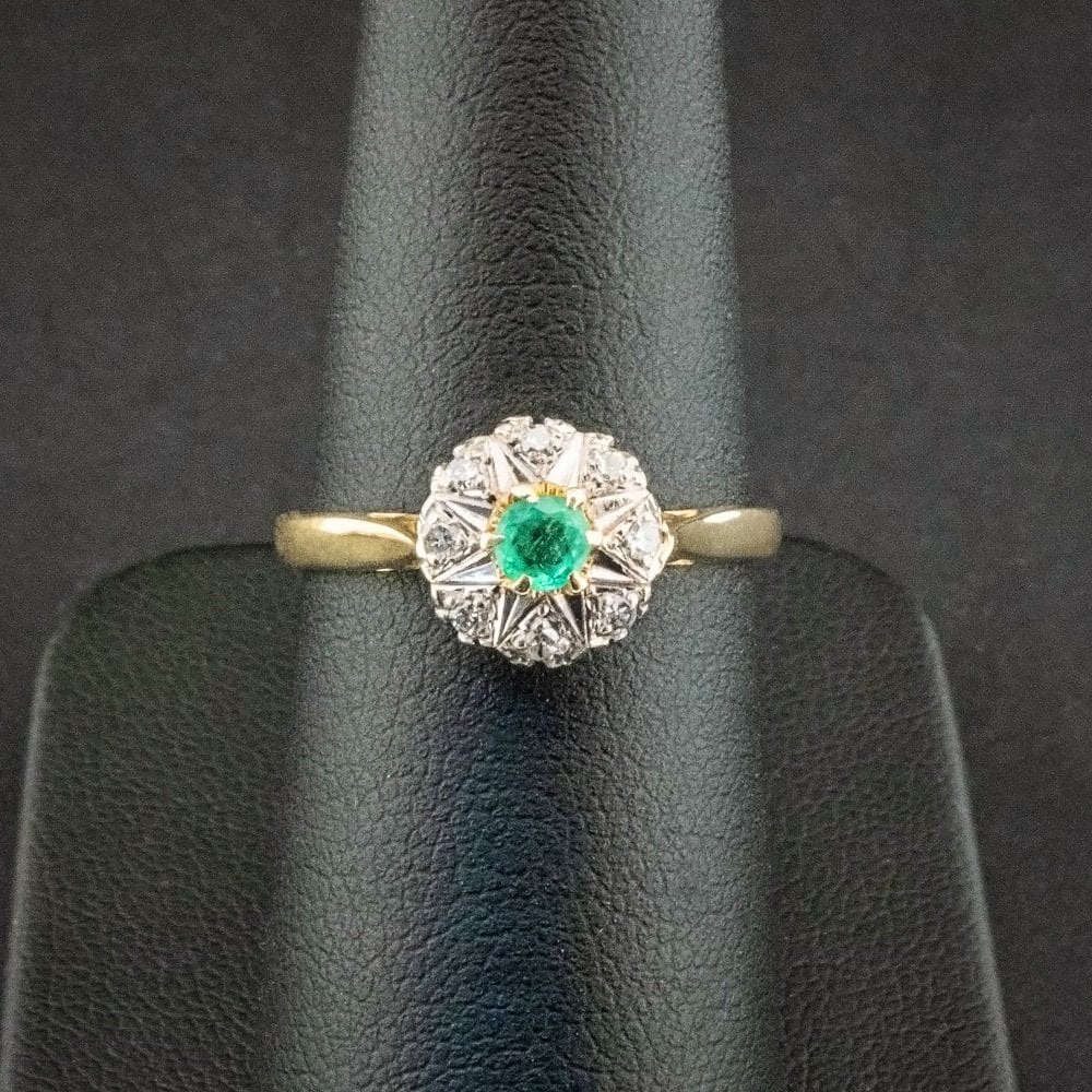 18ct White Gold 0.11ct Emerald and Diamond Ring Size M 2.8g