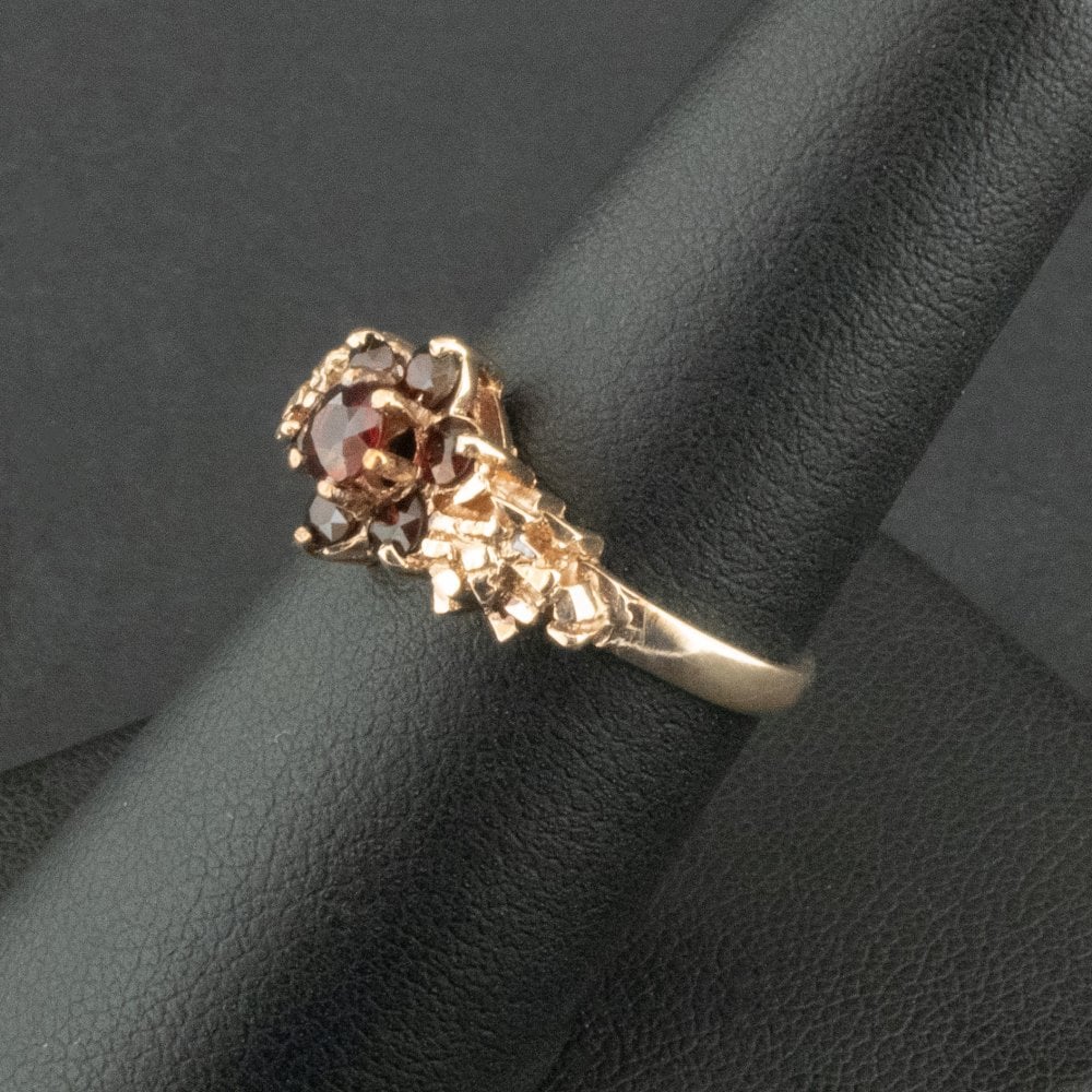 9ct Yellow Gold Garnet Flower Ring Size N 1/2 3.3g