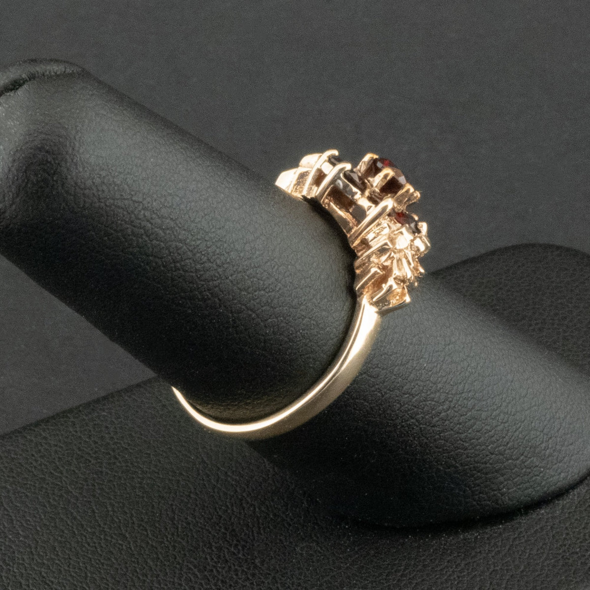 9ct Yellow Gold Garnet Flower Ring Size N 1/2 3.3g