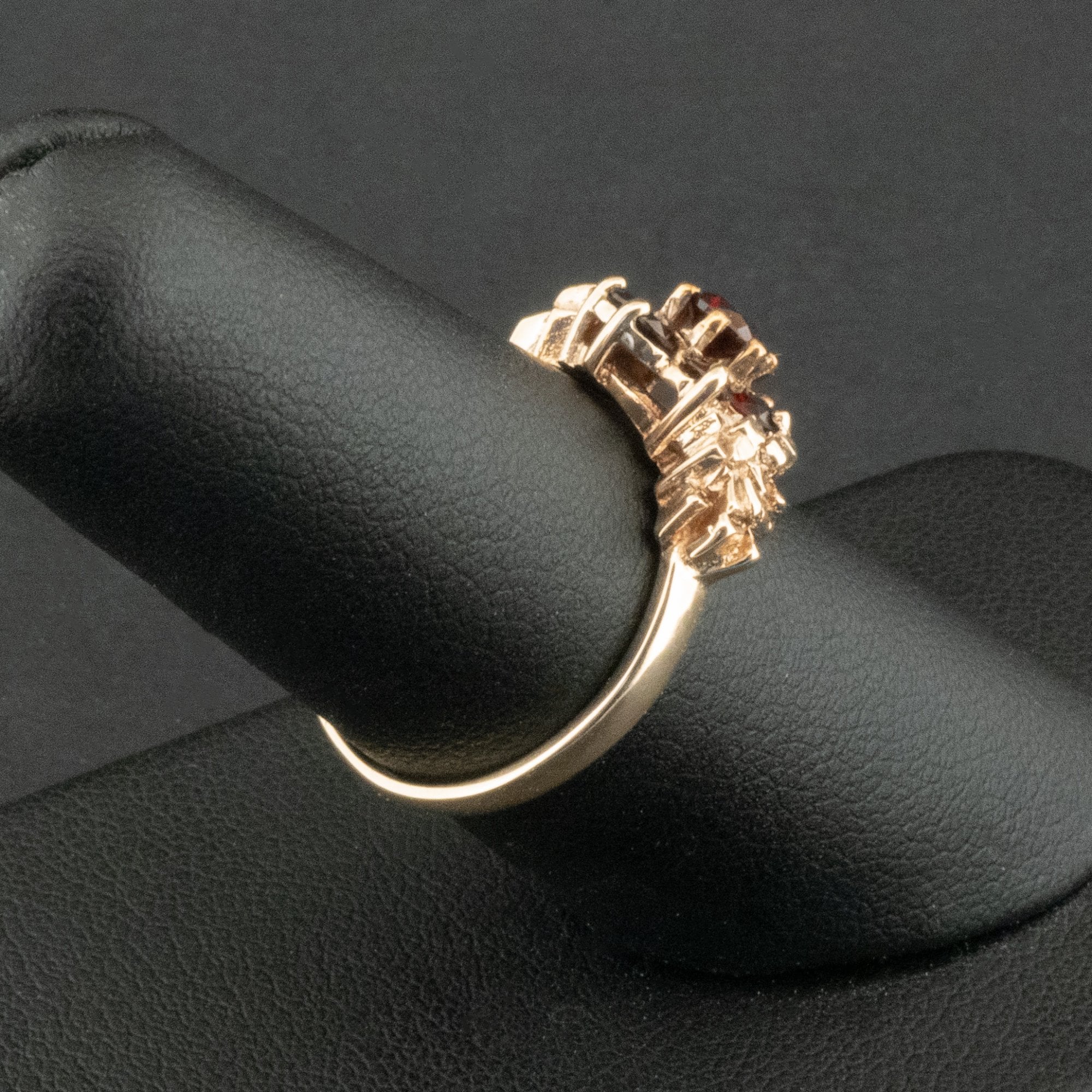 9ct Yellow Gold Garnet Flower Ring Size N 1/2 3.3g