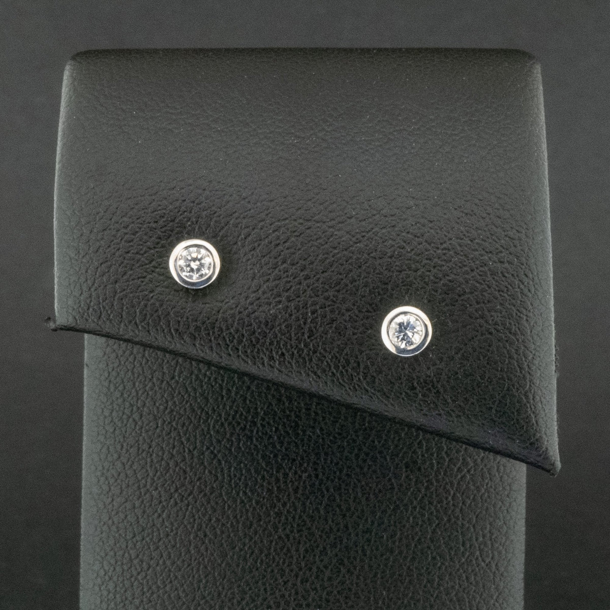 18ct White Gold 0.20ct Diamond Stud Earrings 0.8g