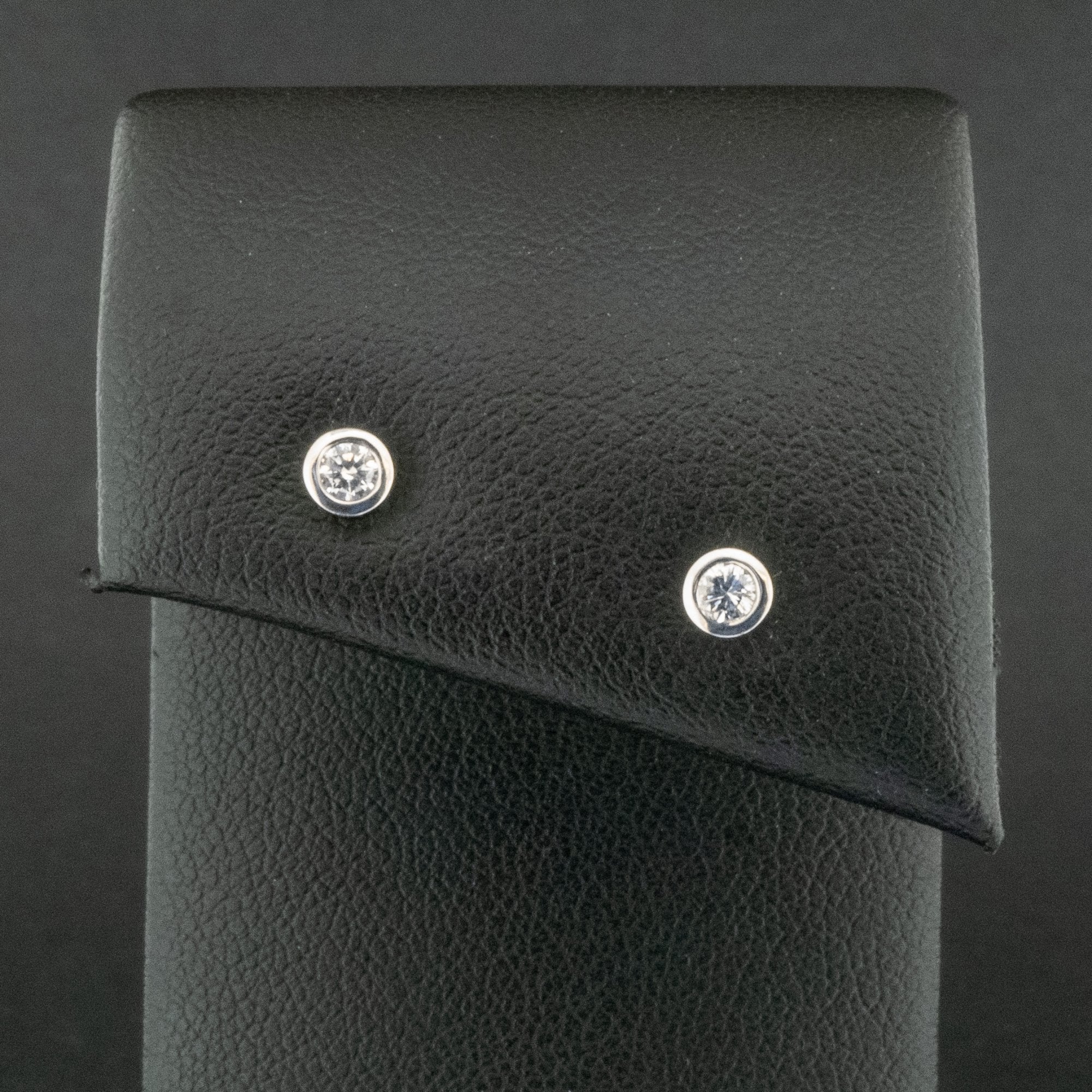 18ct White Gold 0.20ct Diamond Stud Earrings 0.8g