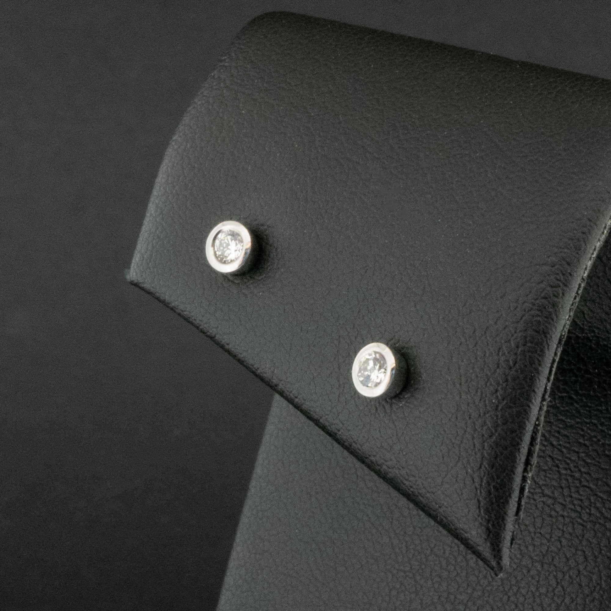 18ct White Gold 0.20ct Diamond Stud Earrings 0.8g