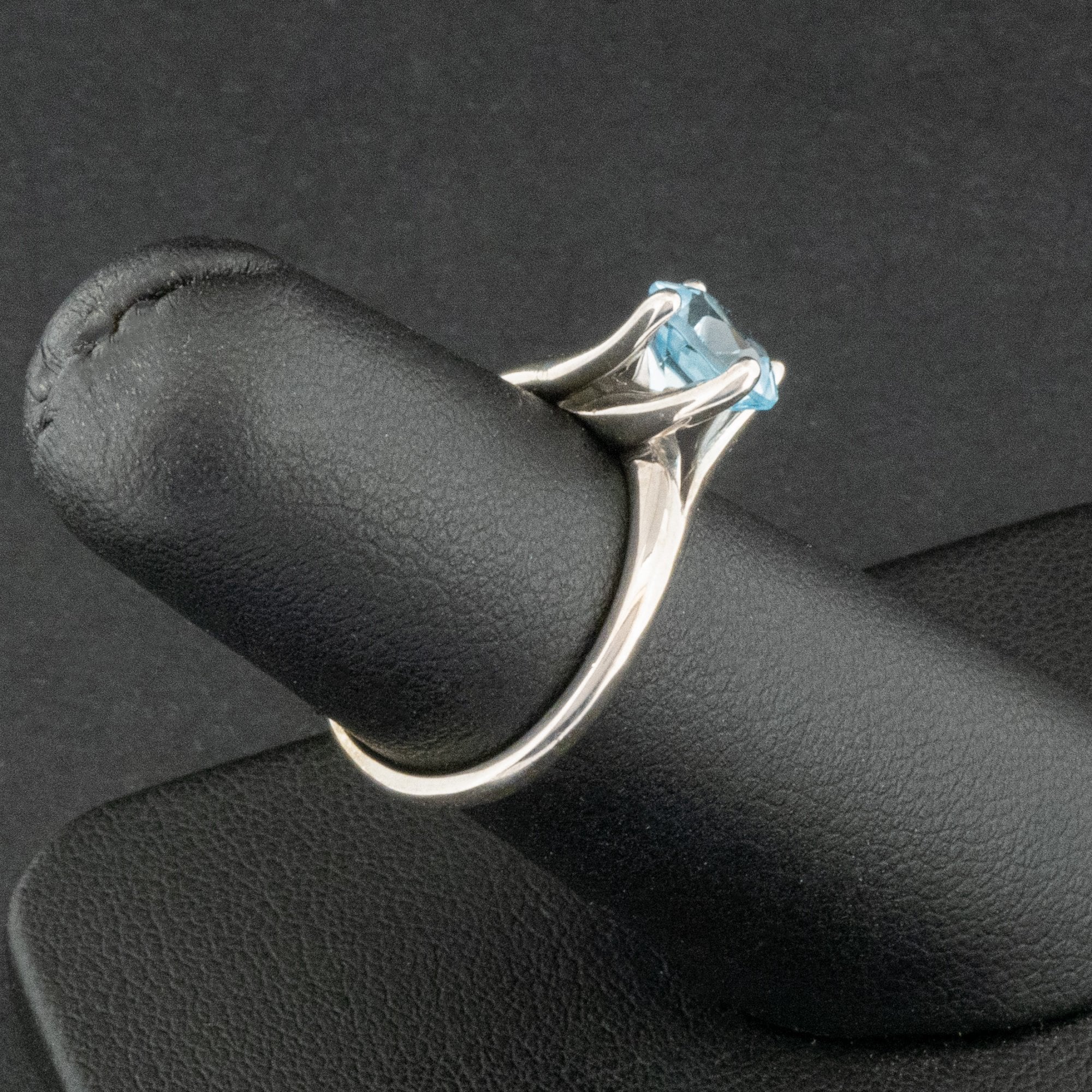 9ct White Gold Topaz Solitaire Ring Size K 2.7g