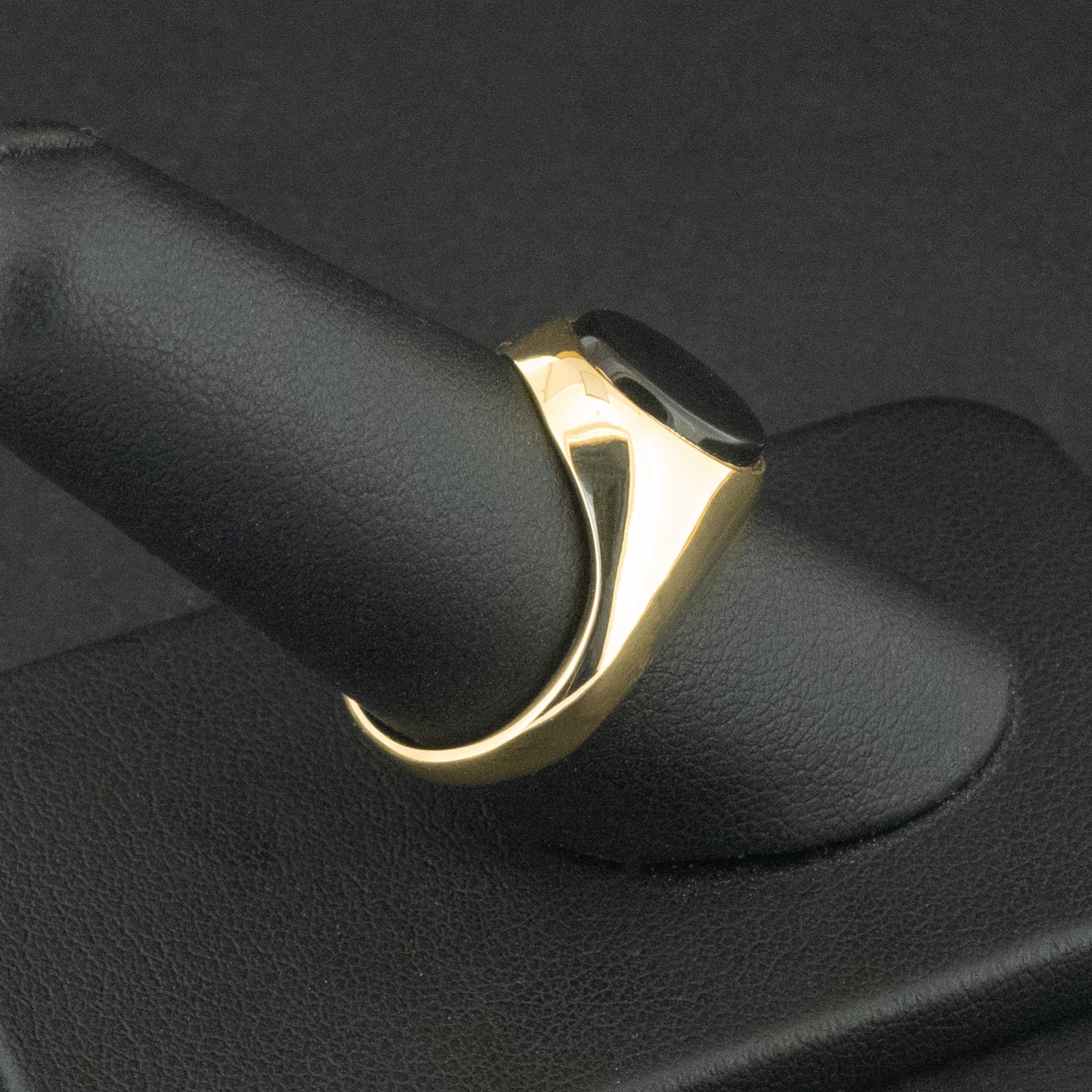 18ct Yellow Gold Black Stone Gents Signet Ring Size Q 7.4g