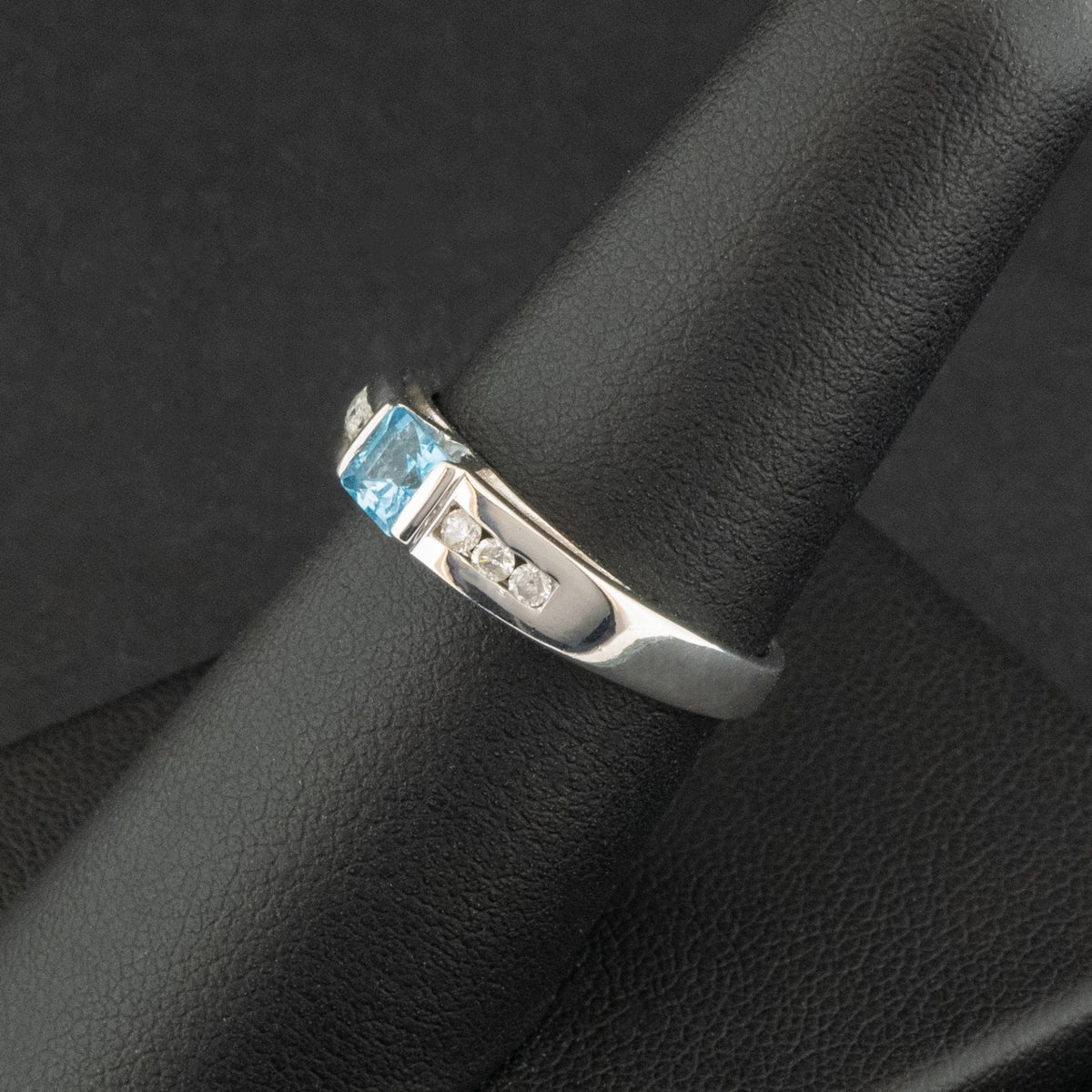 9ct White Gold Topaz & Diamond Ring Size N 1/2 2.5g