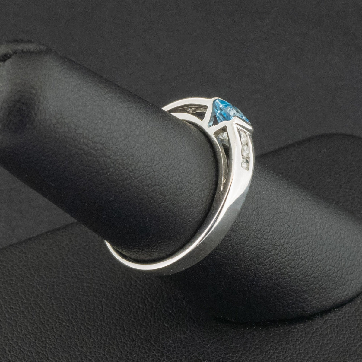 9ct White Gold Topaz & Diamond Ring Size N 1/2 2.5g