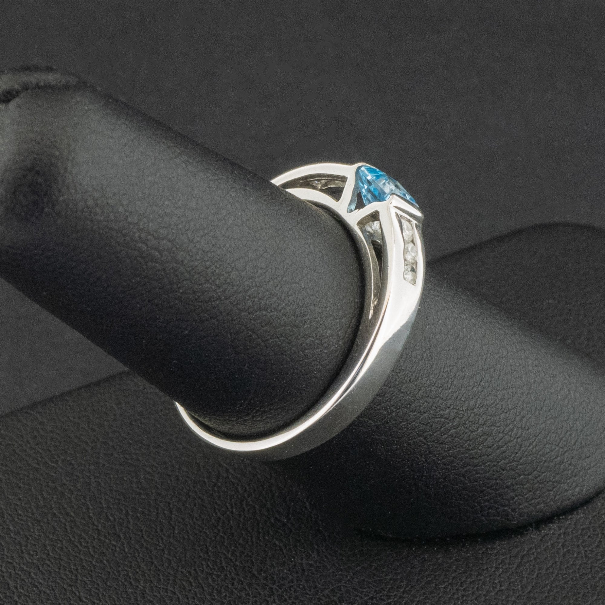 9ct White Gold Topaz & Diamond Ring Size N 1/2 2.5g
