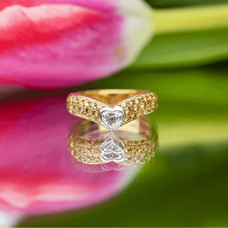18ct Yellow Gold 0.25ct Heart-Shaped Diamond with Yellow Tinted Pave Diamond Ring 5.4g