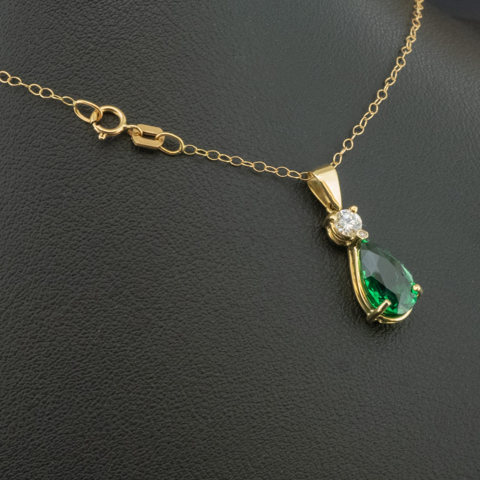 18ct Yellow Gold 1.77ct Tsavorite Garnet and 0.20ct Diamond 16 inch Pendant Necklace 2.3g