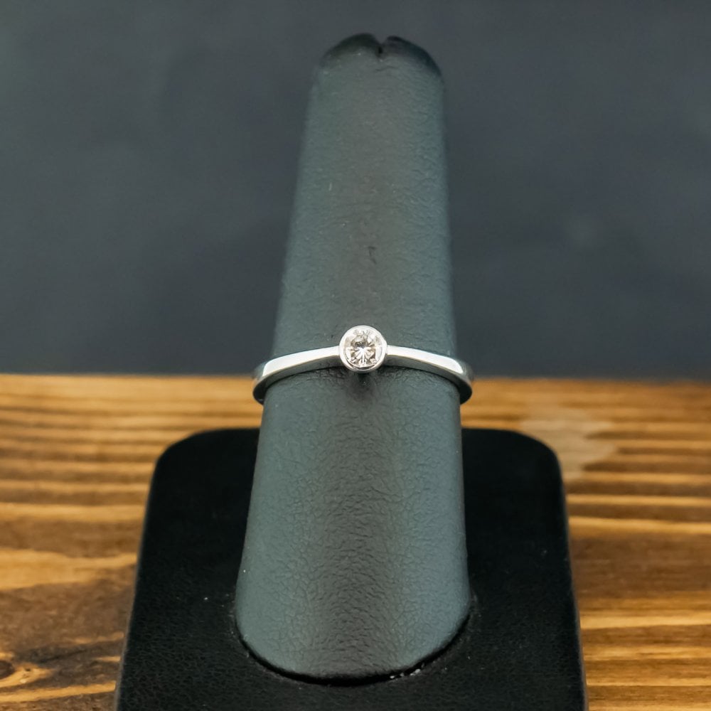 18ct White Gold Approx. 0.15ct Diamond Solitaire Ring Size P 3.0g