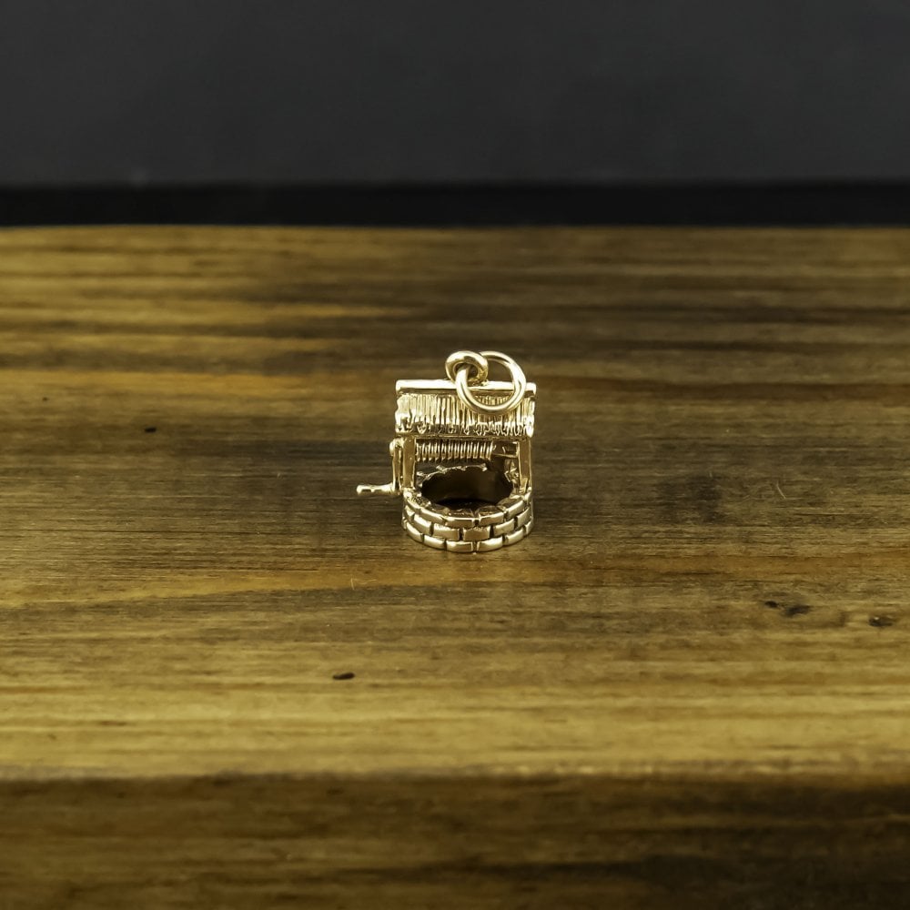 9ct Yellow Gold Well Charm 3.1g
