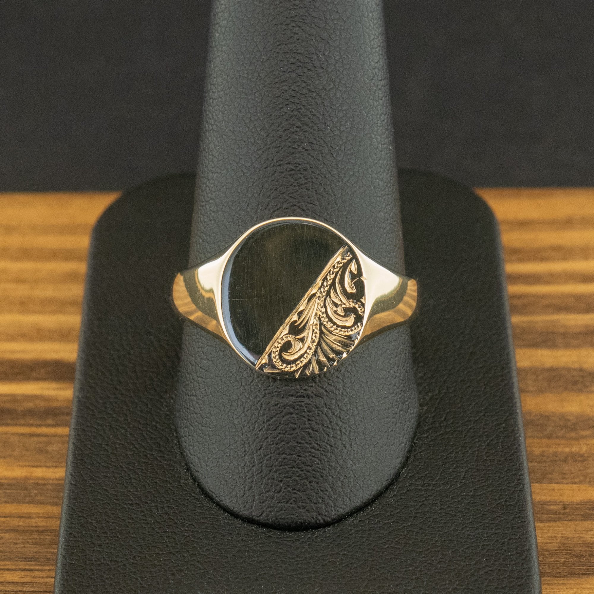 9ct Yellow Gold Oval Patterned Signet Ring Size U 5.1g
