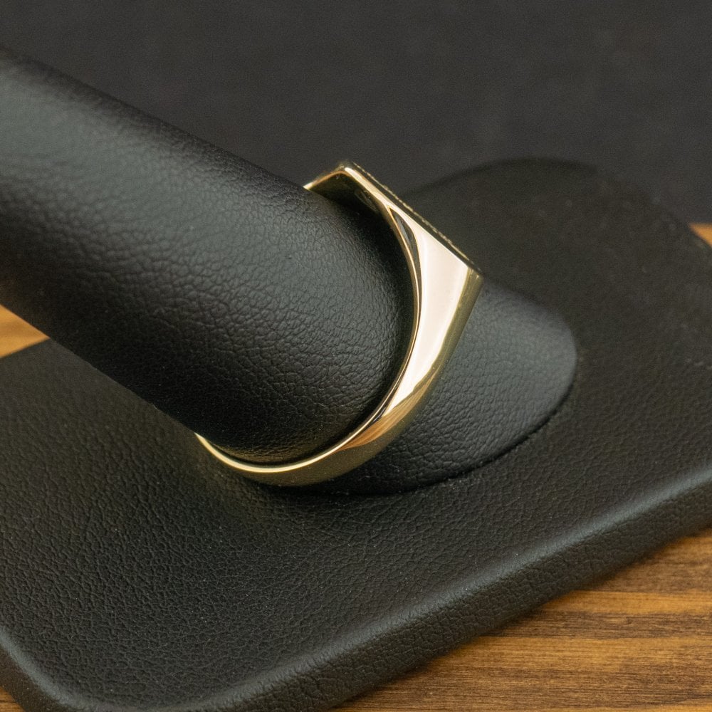 9ct Yellow Gold Oval Patterned Signet Ring Size U 5.1g
