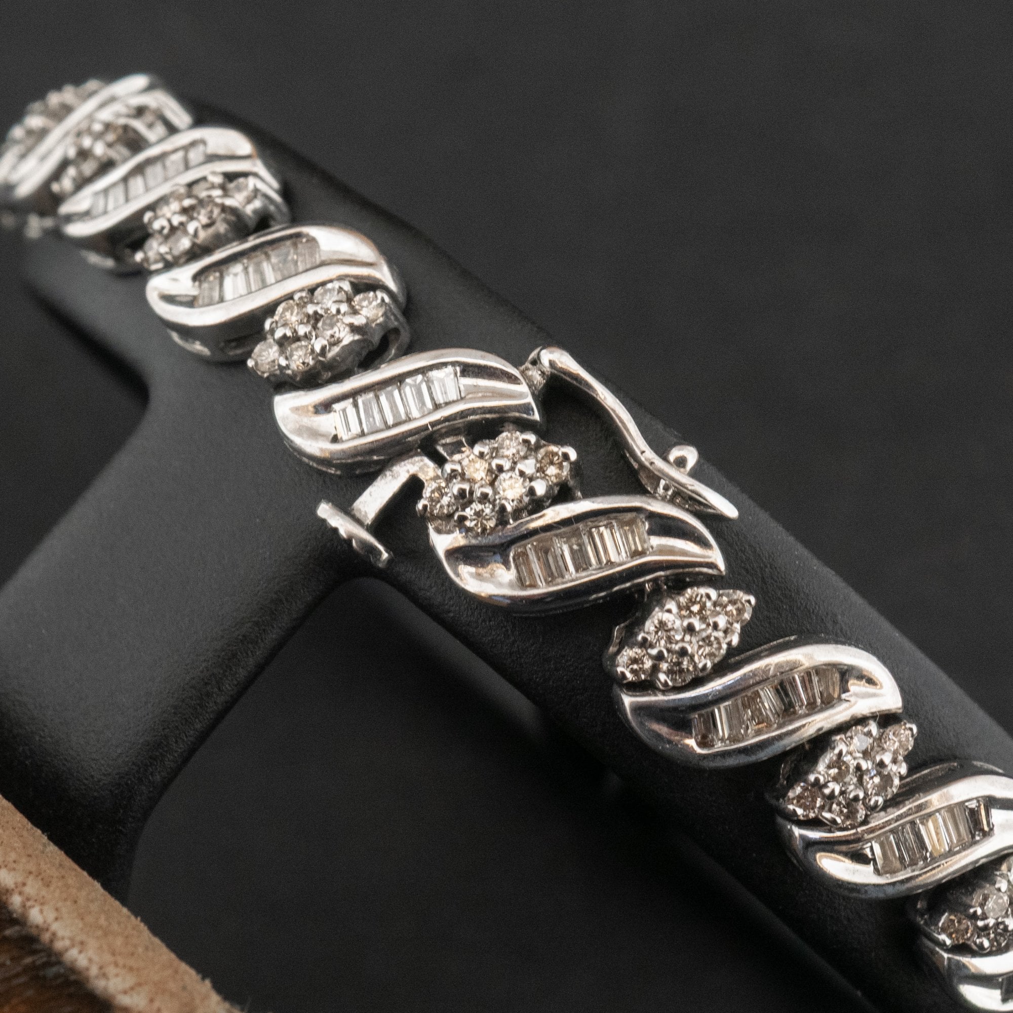 14ct White Gold 2.4ct Apx Diamond 7 Inch Bracelet 14.6g