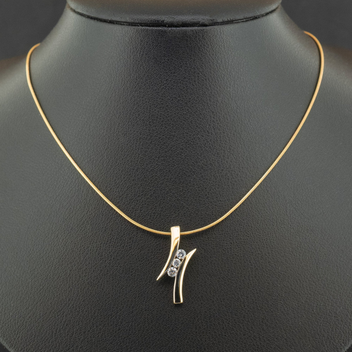18ct Yellow Gold 0.2ct Diamond Trilogy 16 inch Pendant Necklace 5.1g
