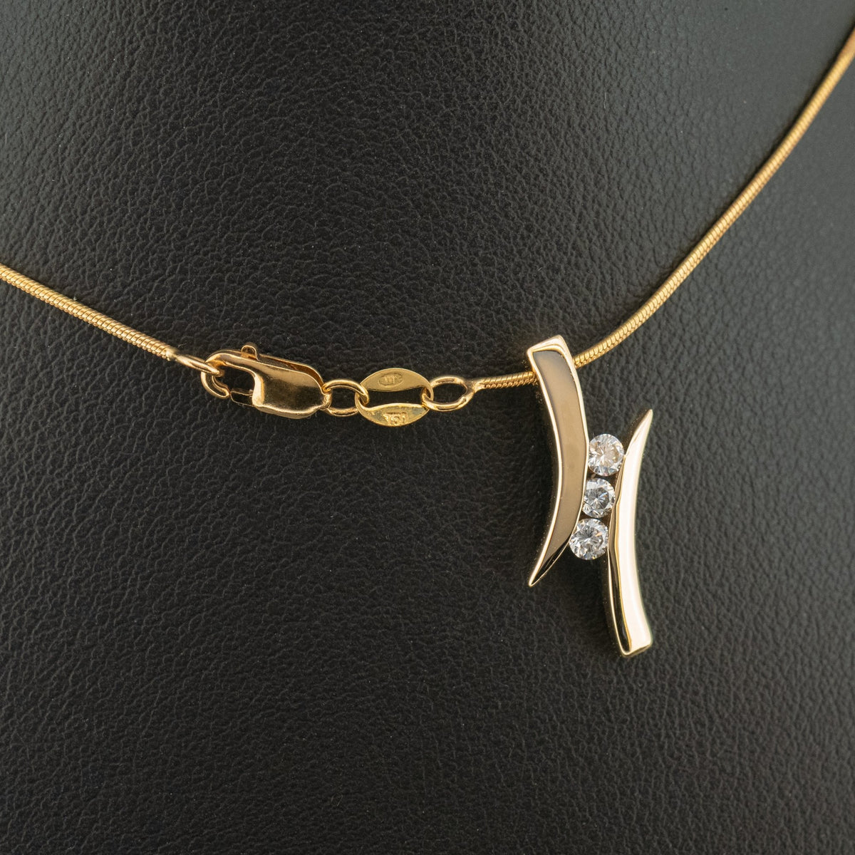 18ct Yellow Gold 0.2ct Diamond Trilogy 16 inch Pendant Necklace 5.1g
