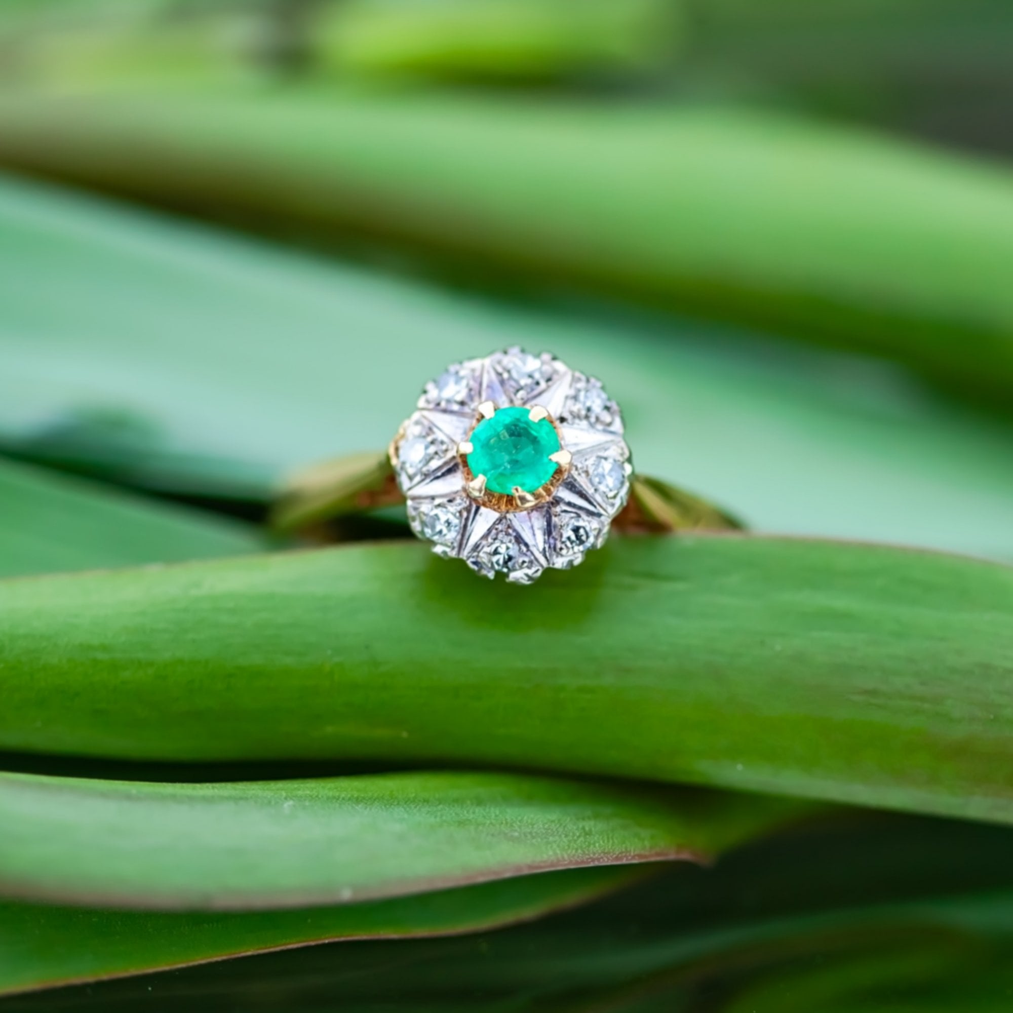 18ct White Gold 0.11ct Emerald and Diamond Ring Size M 2.8g