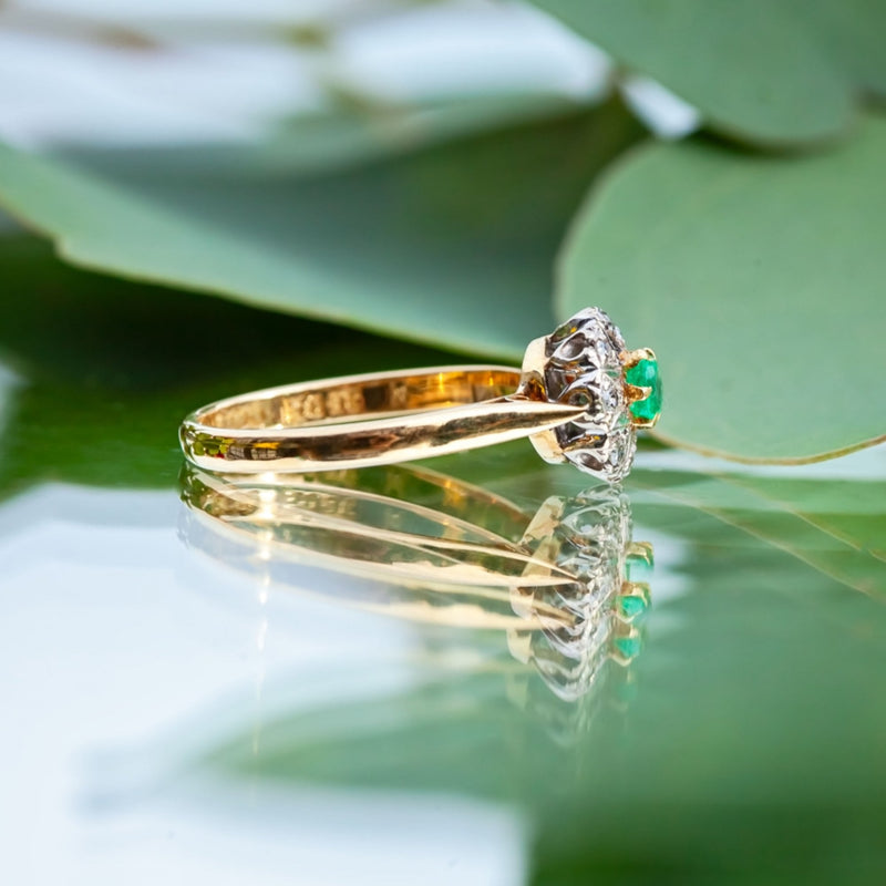 18ct White Gold 0.11ct Emerald and Diamond Ring Size M 2.8g