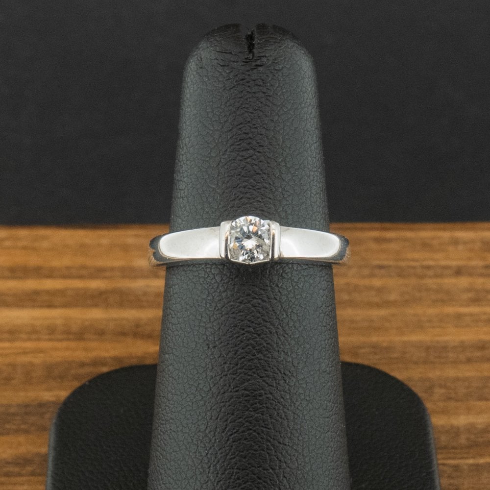 18ct White Gold 0.25ct Diamond Ring Size J 3.4g