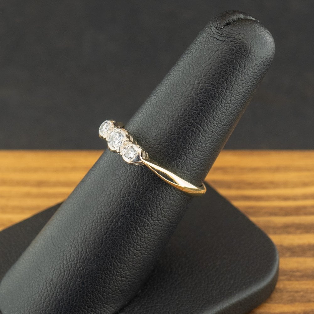 18ct Yellow Gold Diamond Trilogy Ring Size M 2.3g