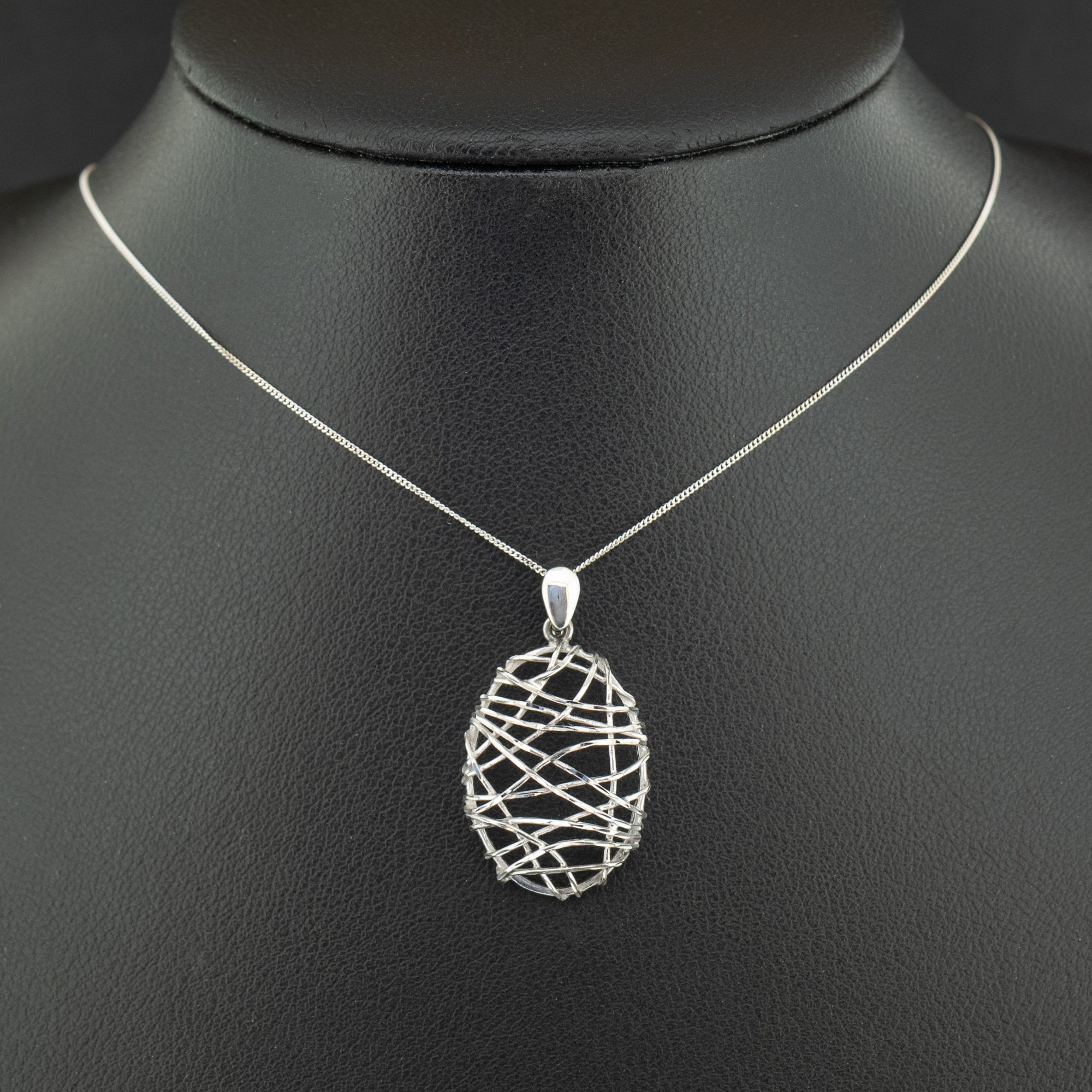 9ct White Gold Abstract Oval Pendant Necklace 1.8gms