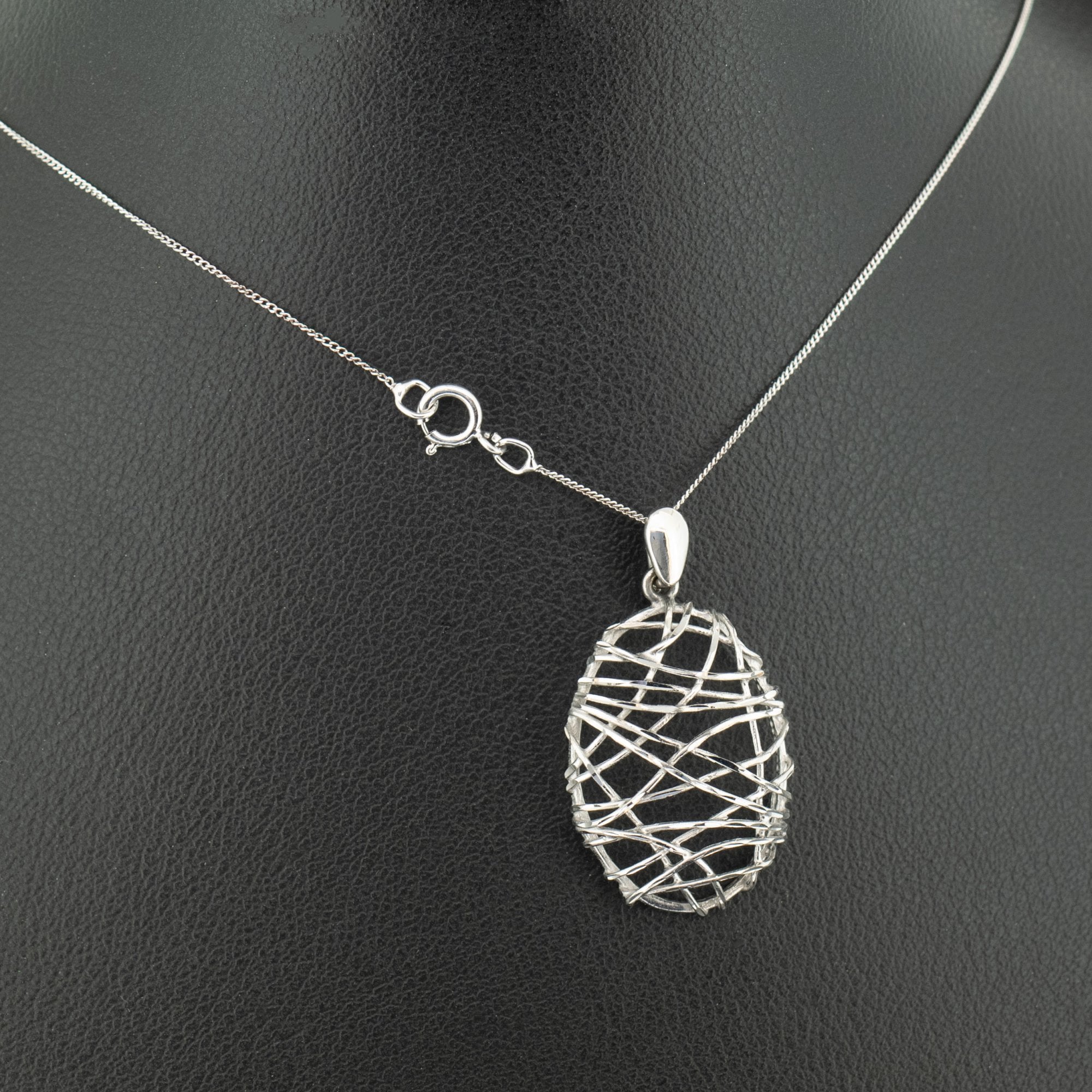 9ct White Gold Abstract Oval Pendant Necklace 1.8gms
