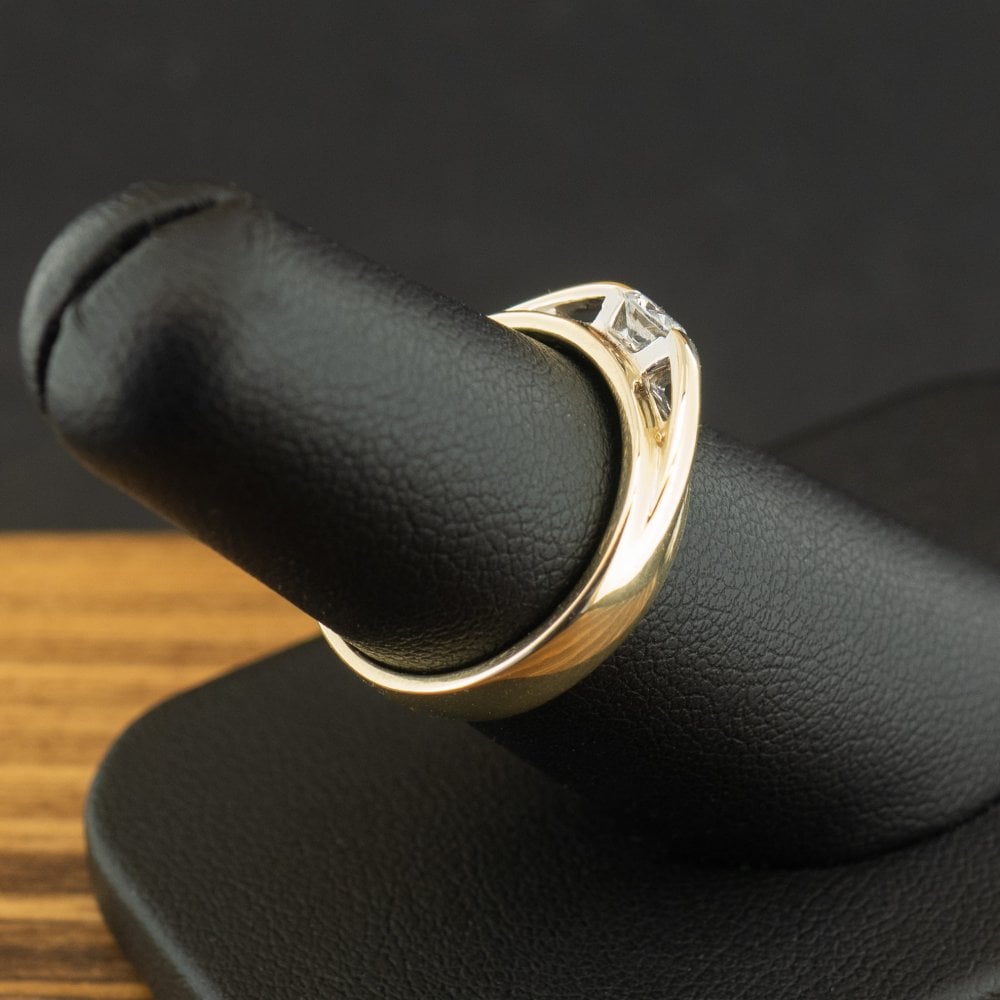 9ct Yellow Gold Cubic Zirconia Ring Size L 1/2 3.6g