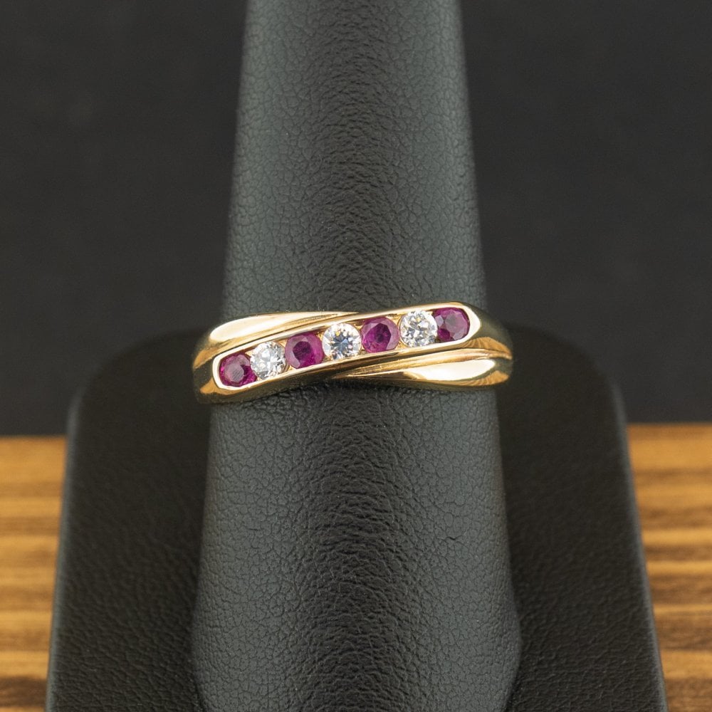 9ct Yellow Gold Red Stone and Cubic Zirconia Ring Size Q 2.8g