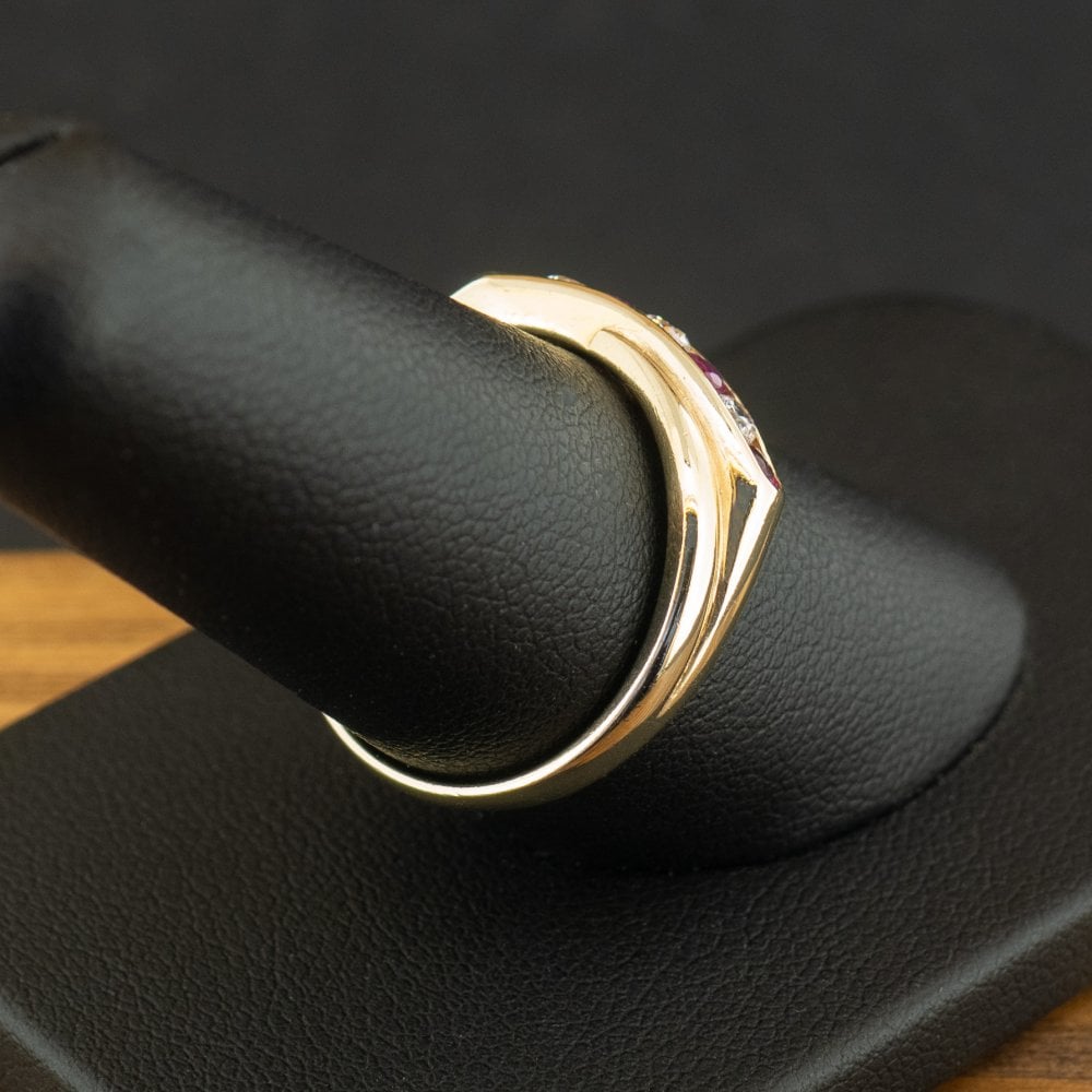 9ct Yellow Gold Red Stone and Cubic Zirconia Ring Size Q 2.8g
