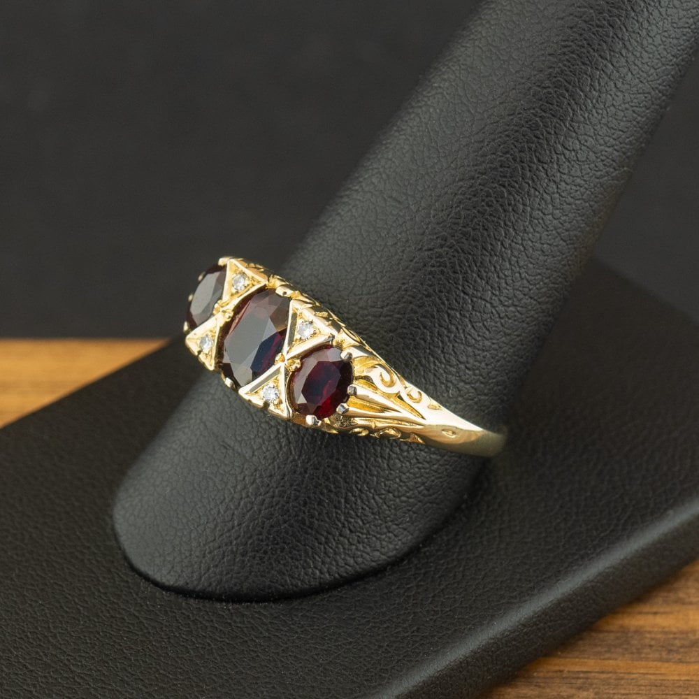 9ct Yellow Gold Garnet and Diamond Ring Size U 4.2g