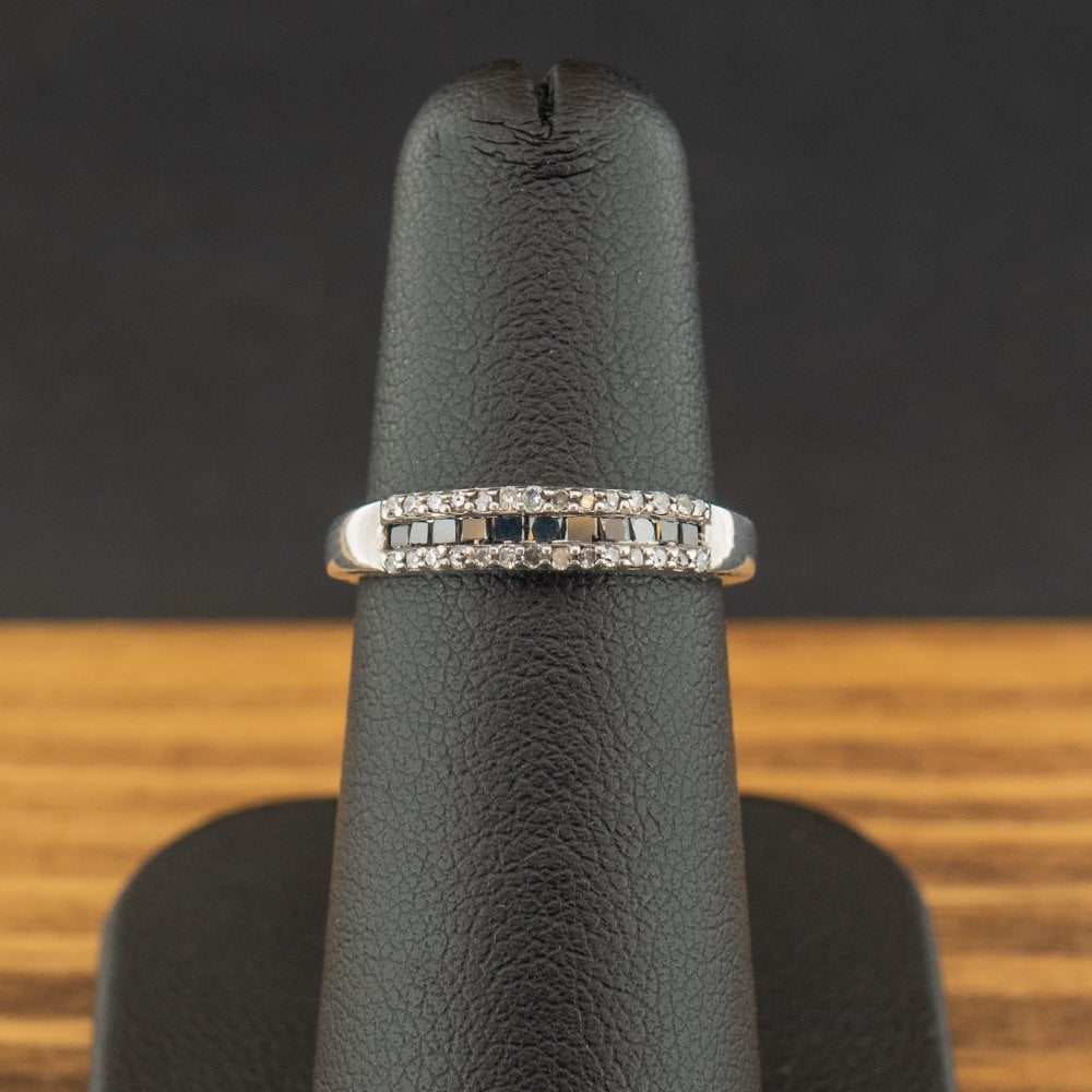 9ct White Gold Black and White Moissanite Band Ring Size J 1.6g