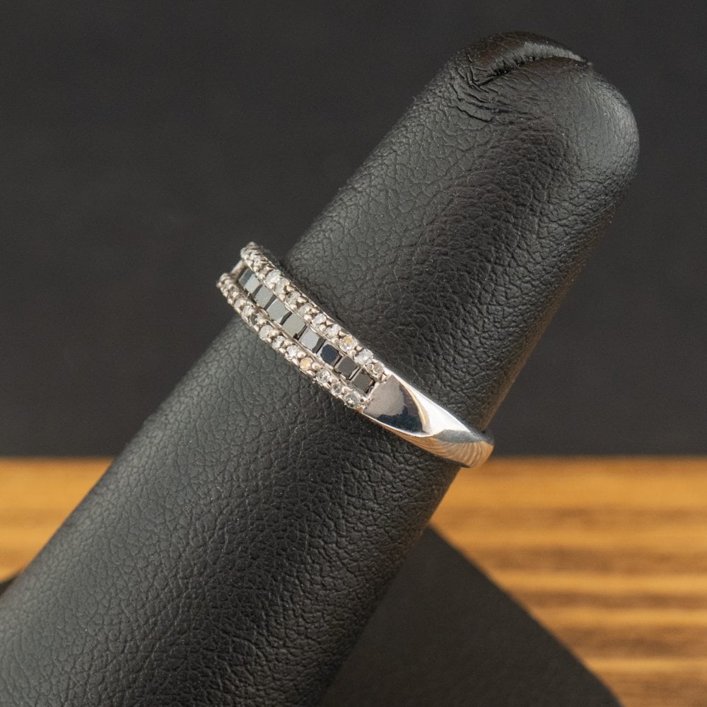 9ct White Gold Black and White Moissanite Band Ring Size J 1.6g
