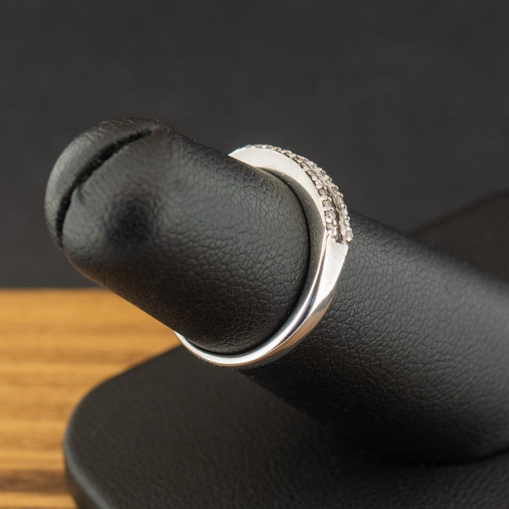 9ct White Gold Black and White Moissanite Band Ring Size J 1.6g